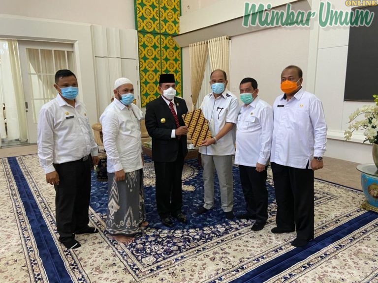 Edy Rahmayadi menyerahkan TC Sosial aset Provsu ke Pemko Tebing Tinggi diterima Umar Zunaidi Hasibuan. (mimbar/zulfan kurniawan)