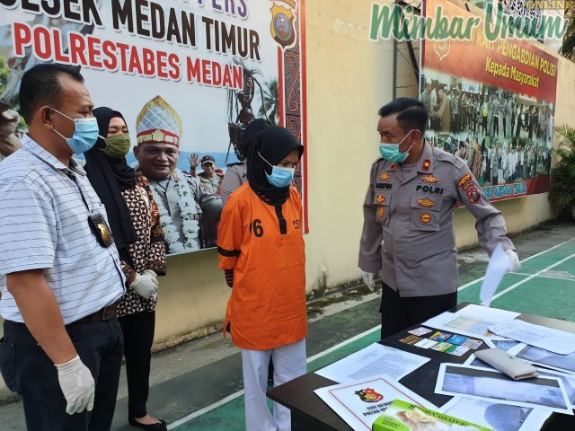 Kompol Arifin menginterogasi tersangka bidan TND di Polsek Medan Timur. (mimbar/dody ferdy)