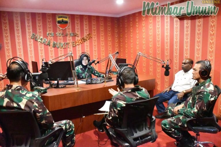 Pangdam I/BB Mayjen MS Fadhilah saat mengudara di Radio Suara Bukit Barisan yang telah diresmikan di HUT Ke 70 Kodam I/BB. (mimbar/ist)