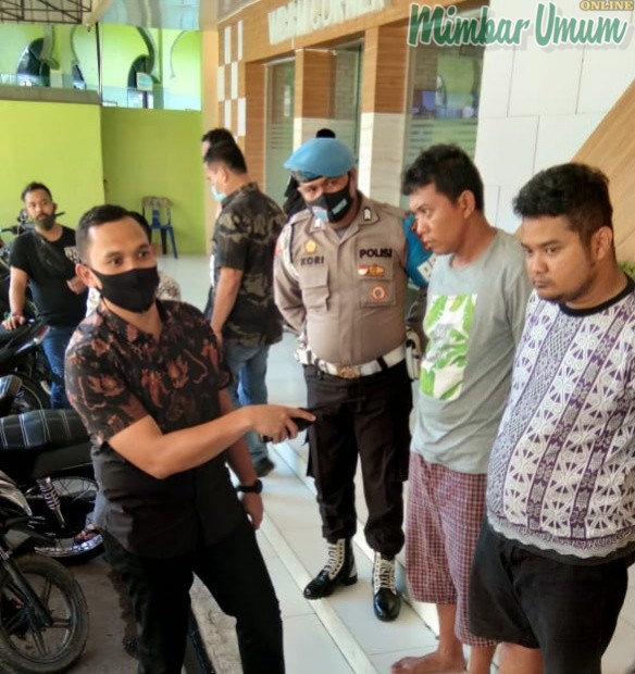 AKBP Ronny N Sidabutar menginterogasi warga yang diamankan di Polrestabes Medan. (mimbar/dody)