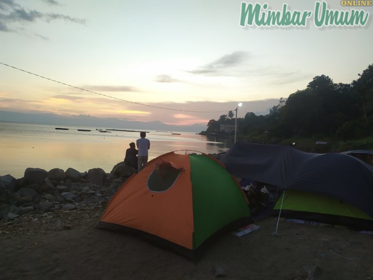 Berkemah di pinggir danau Toba