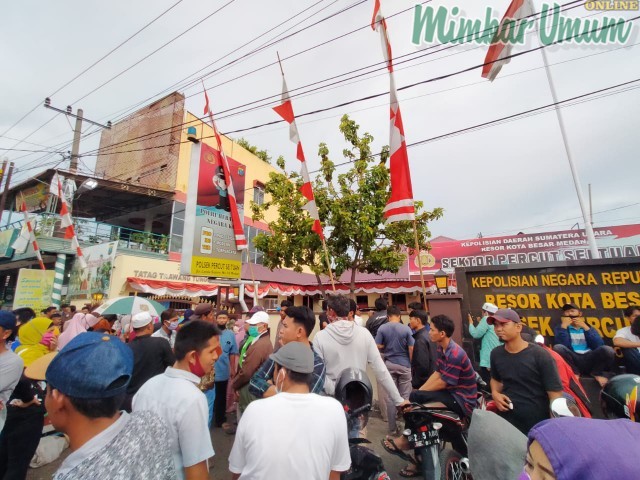 Warga demo ke kantor polisi minta Kapolsek Percut Seituan dan Kanit Reskrim dicopot. (mimbar/dody ferdy)