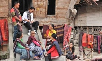 Presiden Jokowi ketika mengunjungi Kampung Ulos Huta Raja di Lumban Suhi, Samosir. (ist)