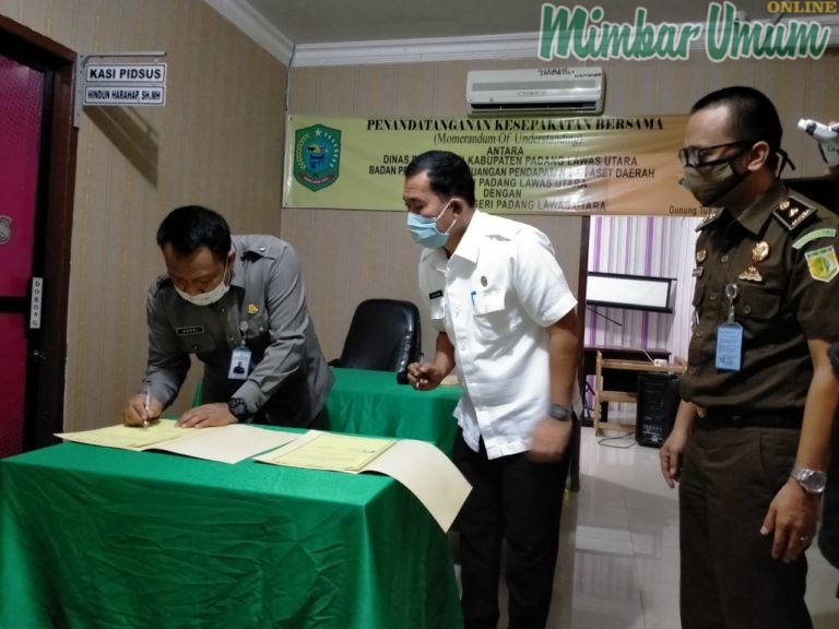 Penandatanganan MoU Disdik dan BPKPAD di Kejari Paluta. (mimbar/siregar)