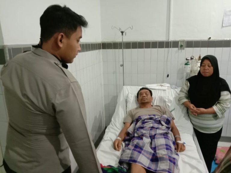 AKP Ricky Atmaja menjenguk Sarfan di RS Haji Medan. Kini kondisinya mulai membaik usai dianiaya. (mimbar/ist)