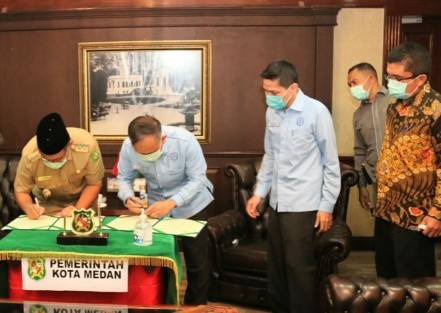 Plt Wali Kota Medan dan Kajari Medan melakukan penandatanganan MoU. (mimbar/ist)