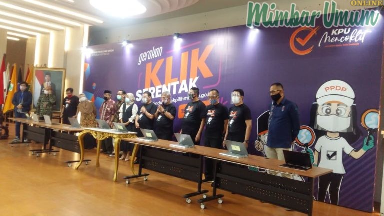 Komisioner KPU Kota Medan launching 'Gerakan Klik Serentak' sebagai tanda diawalinya Coklit Data Pemilih. (ist)