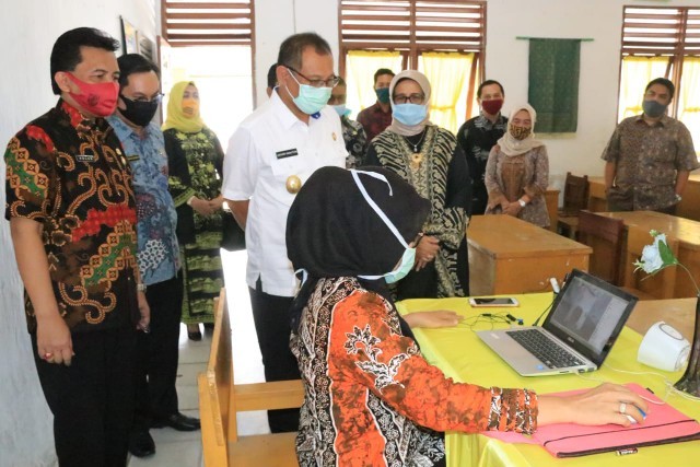 Plt Wali Kota Medan memberi semangat kepada pelajar yang menjalani pembelajaran melalui daring. (mimbar/ist)