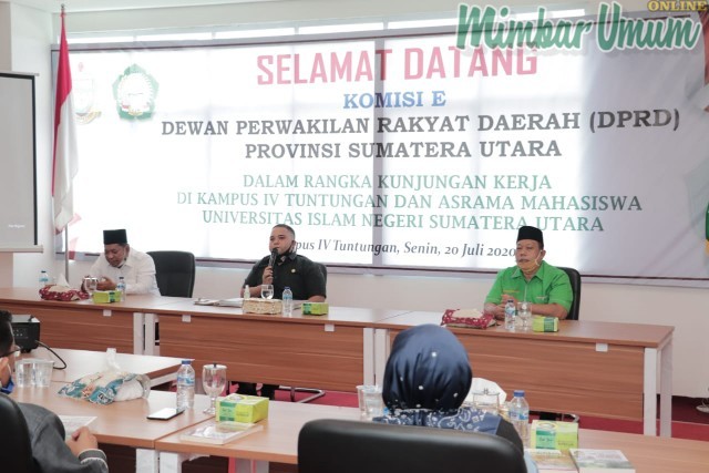 Dimas Tri Adji (tengah), Rektor UINSU Prof Dr TGS Saidurrahman MAg (empat kiri) meninjau Gedung Kampus IV UINSU Tuntungan. (mimbar/ist)