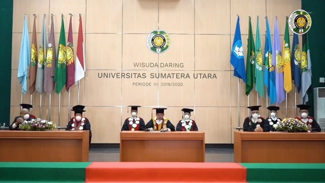 Rektor USU Prof Dr Runtung SH MHum bersama wakil rektor dan senat universitas menggelar wisuda daring di usia USU ke-68 tahun. (ist)