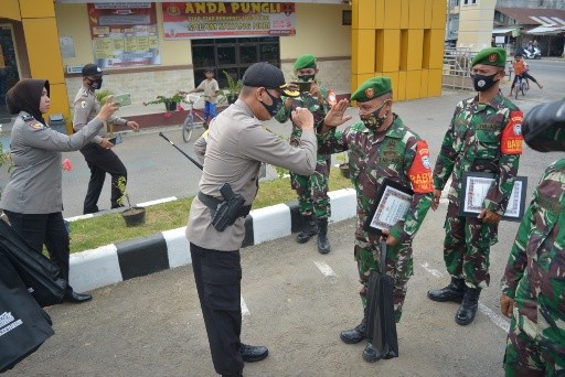 AKBP Eko Hartanto memberikan piagam penghargaan pada personel babinsa di Mapolres Lhokseumawe. (mimbar/ist)