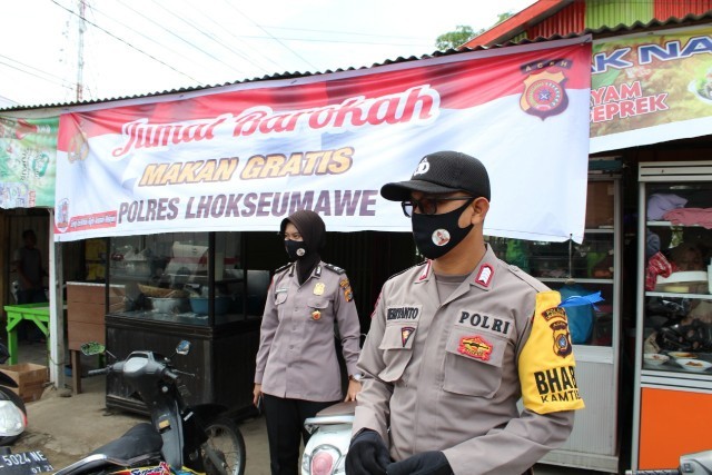 Personel Binmas Polres Lhokseumawe menggelar program Jumat Barokah di Kecamatan Dewantara. (mimbar/ist)