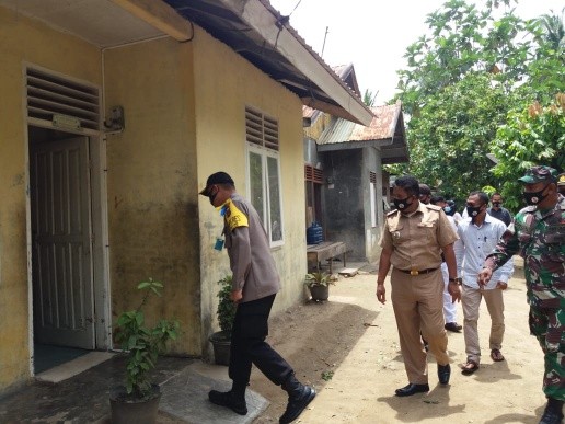 Pak Tanto memasuki kediaman salah satu rumah warga yang sudah sakit menahun di Desa Maria Paloh, Kecamatan Muara Satu, Lhokseumawe. (ist)