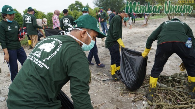 Tim Pertamina dan warga membersihkan pesisir pantai Deliserdang. (ist)