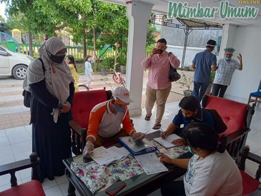 KPU Kota Medan Divisi Program, Data dan Informasi, Nana Miranti, saat mengawasi coklit di Medan. (ist)