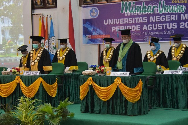 Syamsul Gultom memimpin wisuda daring di biro rektor tanpa dihadiri wisudawan. (mimbar/nasir)