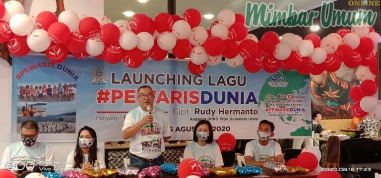 Rudy Hermanto didampingi istri menyaksikan video Pewaris Dunia, usai launching lagu kemarin. (Djamaluddin)