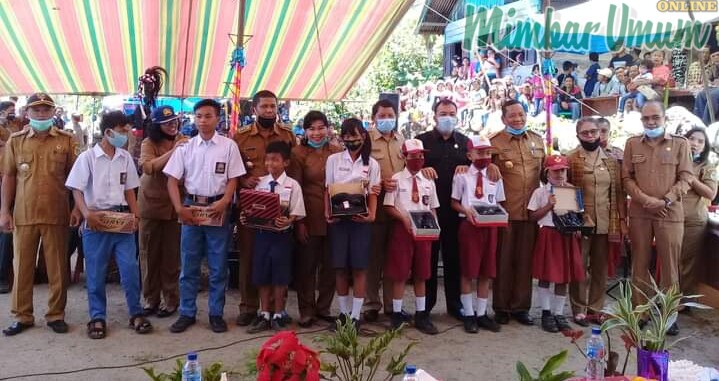 Rapidin Simbolon seusai pemberian bantuan bus sekolah di Desa Tamba Dolok dan Janji Maria. (Robin Nainggolan)