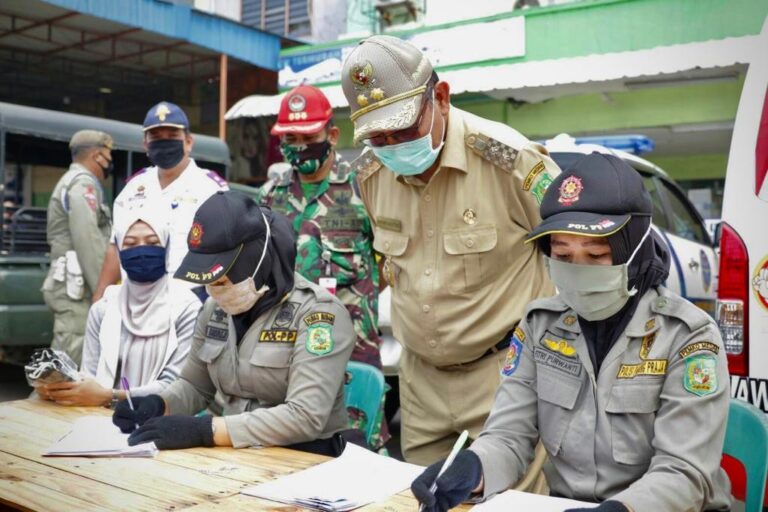 Plt Wali Kota Medan meninjau langsung razia masker. (mimbar/ist)