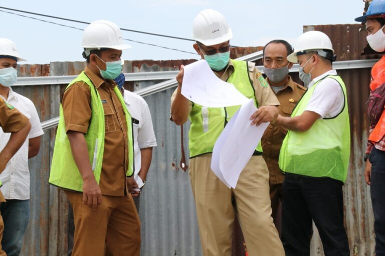 Plt Wali Kota Medan melihat kontruksi pembangunan Jembatan Titi Dua Sicanang.(mimbar/ist)