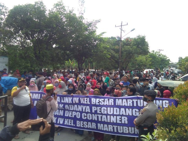 Warga demo desak pemerintah kota segera memperbaiki Jalan Pancing, Martubung. (ist)