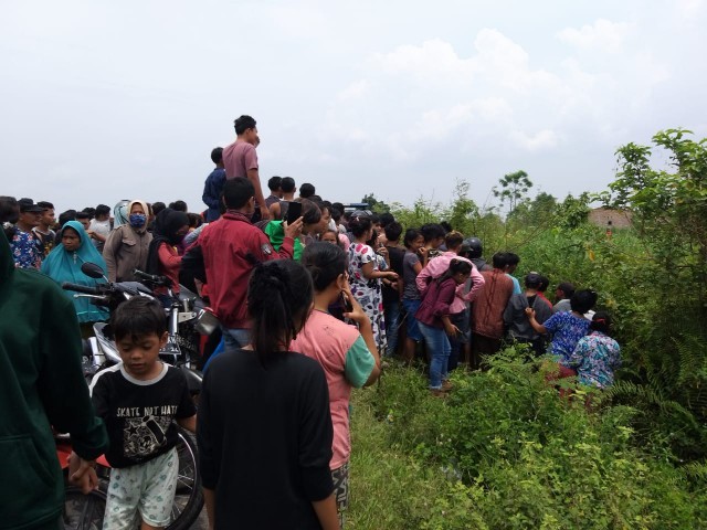 Ratusan warga memadati TKP pembunuhan di Bandar Khalipah, Percut Seituan. (ist)