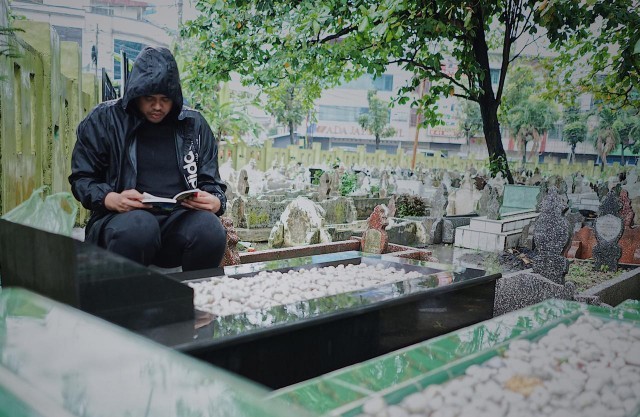 Bobby membaca Surat Yasin dan memanjatkan doa pada almarhum ayahandanya sebelum daftar ke KPU Medan. (ist)