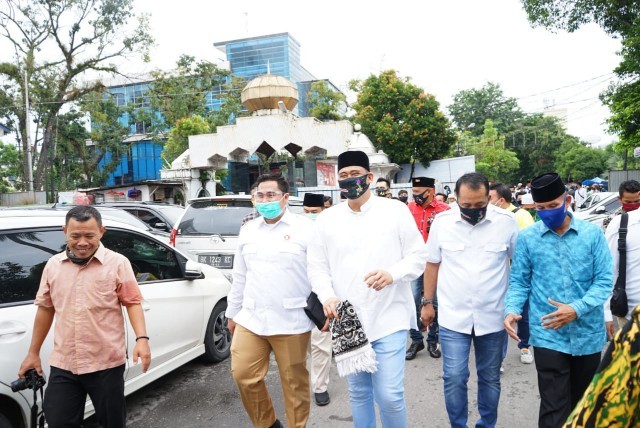 Bobby-Aulia hendak menunaikan ibadah solat Jumat di Masjid Agung. (ist)