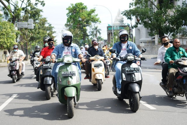 Bobby-Aulia menunggangi vespa menuju KPU Kota Medan. (ist)