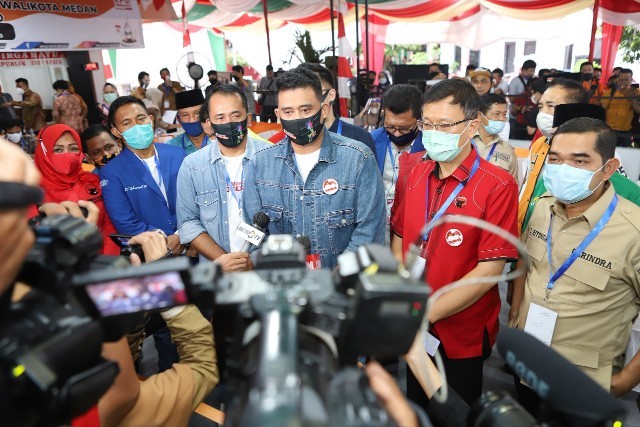 Bobby-Aulia saat menjawab pertanyaan wartawan di KPU Medan. (ist)