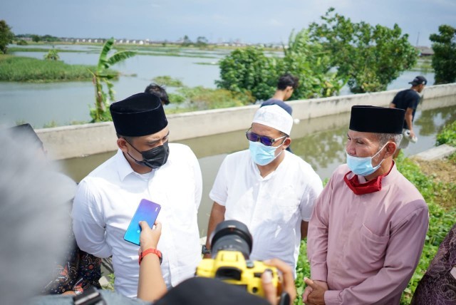 Bobby Nasution didampingi M Nasir meninjau areal pembangunan Islamic Center di Kelurahan Tangkahan. (ist)