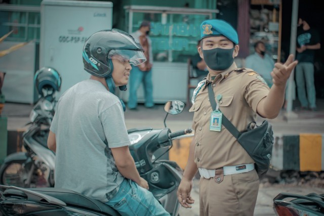 Salah satu warga Sidimpuan yang melanggar protokol keaehatan tidak menggunakan masker. (Ist)