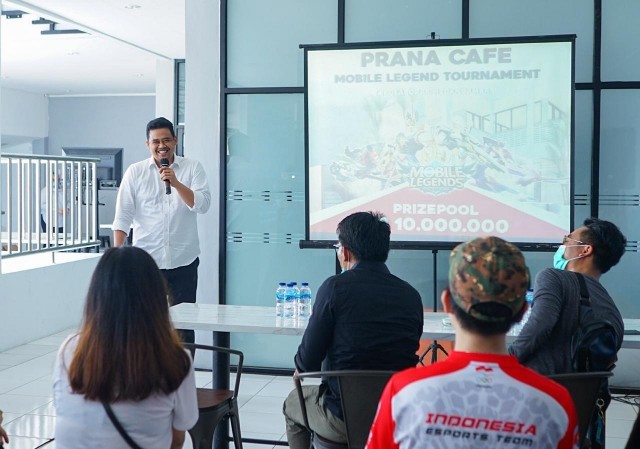 Bobby Nasution memberikan pemaparan pada turnamen Mobile Legend pada peserta di Medan. (ist)