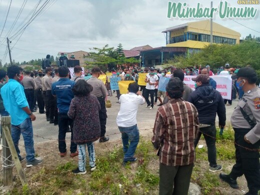 Masyarakat Samosir yang tergabung dalam Formapera, demo menuntut DPRD bentuk Pansus. (Robin Nainggolan)