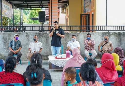 Bobby Nasution berdialog dengan ibu-ibu memaparkan program berantas narkoba. (ist)