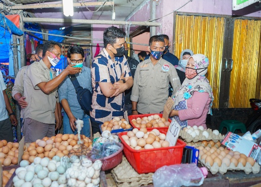 Bobby bertemu pedagang di Pasar Sei Sekambing. (Ist)