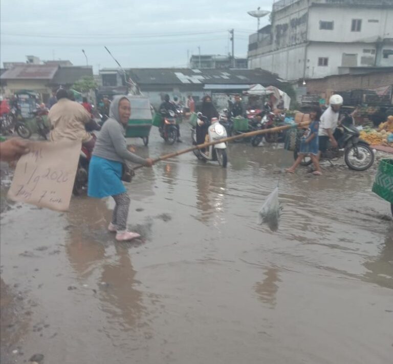 Jalan penuh kubangan air di Pasar Tradisional Marelan. (ist)