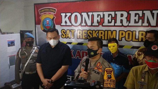 AKBP Irsan Sinuhaji berikan keterangan pers pada wartawan di Polrestabes Medan. (dody ferdy)