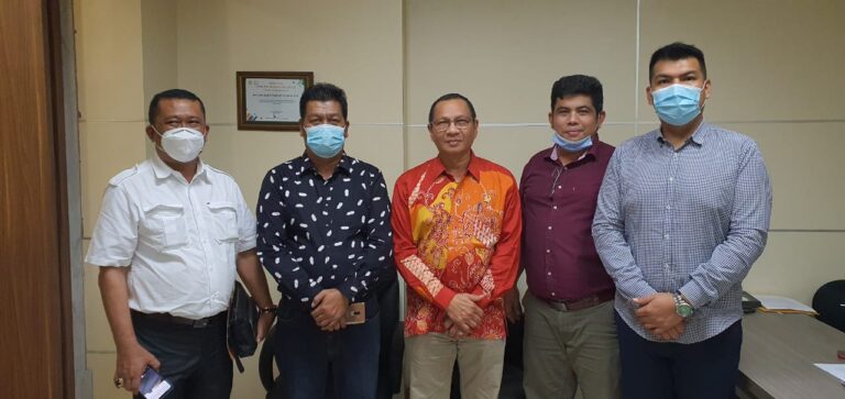 Anggota DPRD Sumut, Rahmat Rayyan Nasution (kanan) saat diabadikan bersama Anggota Komisi VIII DPR RI, M.Husni (tengah). (Ist)