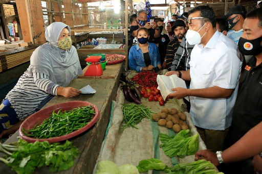 Aulia Rachman blusukan ke Pasar Halat mendengarkan keluhan pegadang. (Ist)