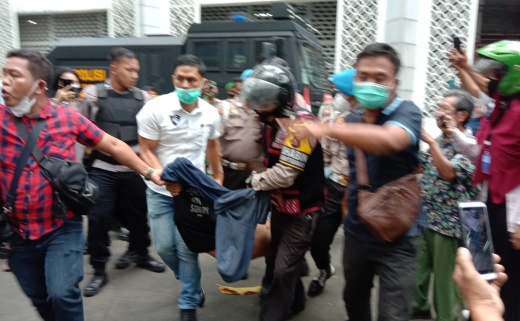 Polisi angkut pendemo brutal saat aksi unras di gedung dewan. (Djamaluddin)