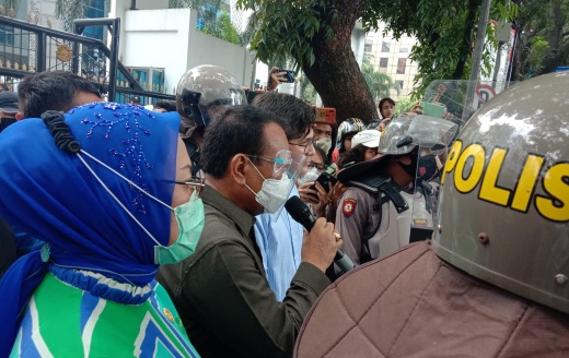 Anggota Fraksi Demokrat dan PAN saat menemui pengunjukrasa. (Djamaluddin)