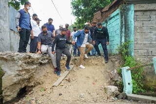 Bobby meninjau lokasi jembatan ambruk di Amplas. (ist)