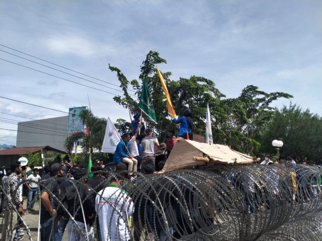 Massa unras tolak UU Cipta Kerja di Paluta. (Lomo)