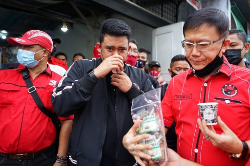 Bobby Nasution menyicipi makanan pelaku UMKM di Johor. (ist)