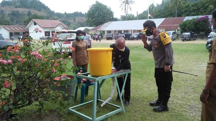 Pjs Bupati Samosir, Lasro Marbun, ketika mengunjungi warga untuk melakukan edukasi pilkada damai. (Robin Nainggolan)