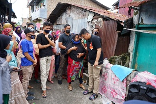 Bobby Nasution mendengarkan keluhan warga di Kecamatan Medan Denai. (ist)