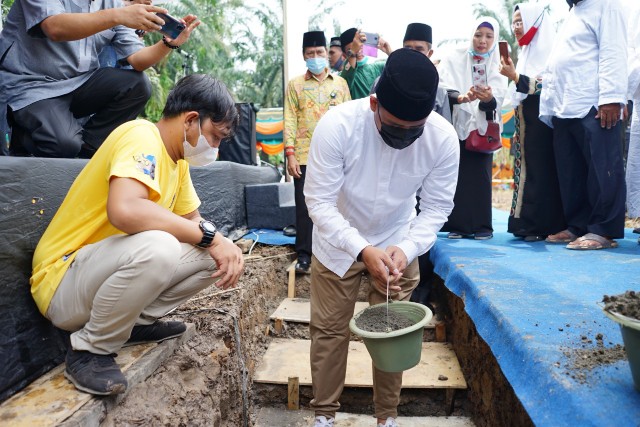 Peletakan batu pertama Pondok Alquran Tahfiz dihadiri Bobby Nasution. (Ist)