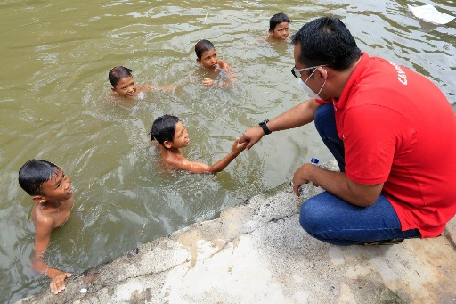 Aulia Rachman blusukan ke sungai Deli. (Ist)