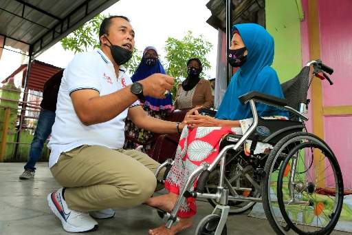 Aulia Rachman mendengarkan curhat warga yang menderita sakit tapi takut berobat. (Ist)